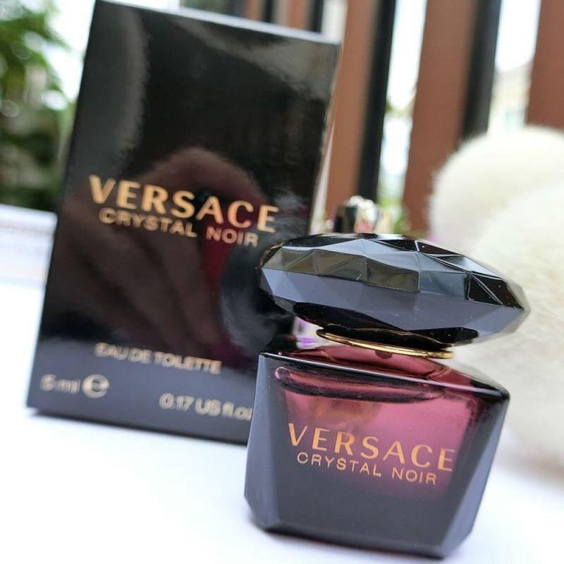 I was gifted Versace Crystal Noir. It smells very sultry! What is your  impression of a person who wears this scent? : r/Perfumes